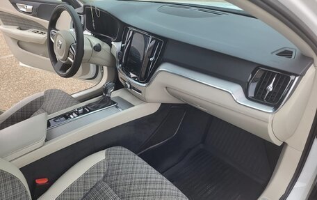 Volvo V60 Cross Country II, 2019 год, 2 900 000 рублей, 14 фотография