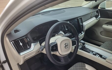 Volvo V60 Cross Country II, 2019 год, 2 900 000 рублей, 11 фотография