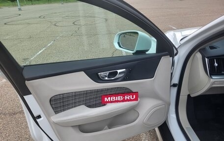 Volvo V60 Cross Country II, 2019 год, 2 900 000 рублей, 12 фотография