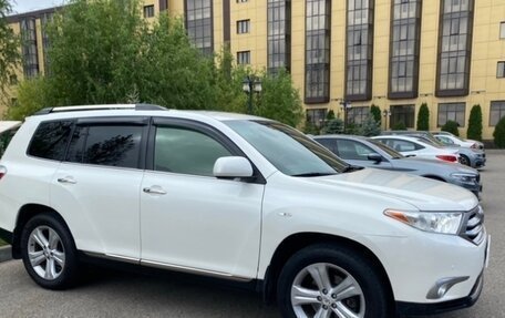 Toyota Highlander III, 2012 год, 1 715 000 рублей, 2 фотография