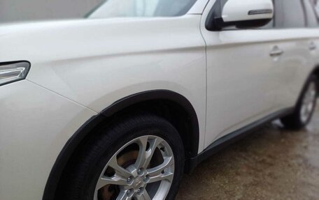 Mitsubishi Outlander III рестайлинг 3, 2013 год, 1 590 000 рублей, 4 фотография