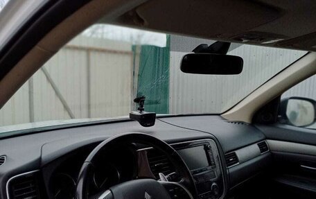 Mitsubishi Outlander III рестайлинг 3, 2013 год, 1 590 000 рублей, 8 фотография