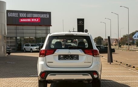 Mitsubishi Outlander III рестайлинг 3, 2021 год, 1 855 000 рублей, 4 фотография