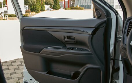 Mitsubishi Outlander III рестайлинг 3, 2021 год, 1 855 000 рублей, 11 фотография