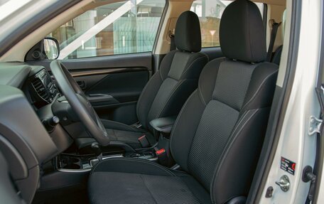 Mitsubishi Outlander III рестайлинг 3, 2021 год, 1 855 000 рублей, 10 фотография