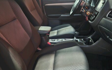 Mitsubishi Outlander III рестайлинг 3, 2014 год, 1 549 000 рублей, 13 фотография