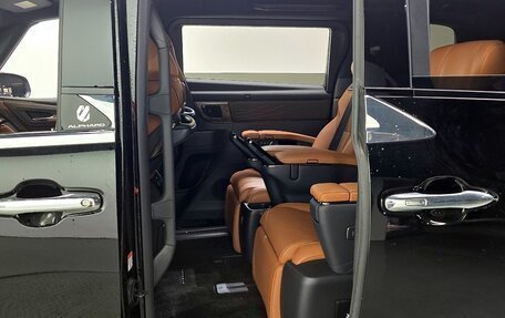 Toyota Alphard, 2024 год, 17 790 000 рублей, 13 фотография