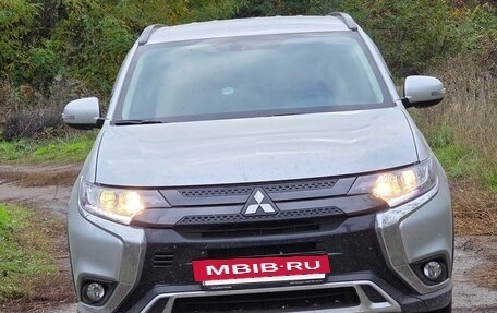 Mitsubishi Outlander III рестайлинг 3, 2021 год, 2 700 000 рублей, 4 фотография