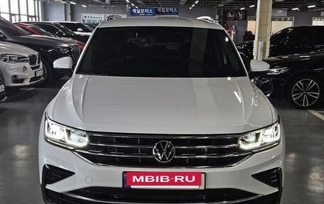 Volkswagen Tiguan II, 2023 год, 3 700 000 рублей, 2 фотография