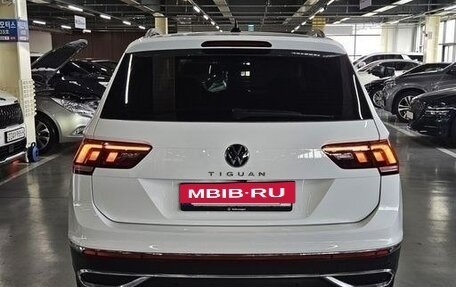 Volkswagen Tiguan II, 2023 год, 3 700 000 рублей, 3 фотография