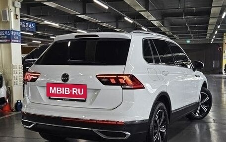 Volkswagen Tiguan II, 2023 год, 3 700 000 рублей, 4 фотография