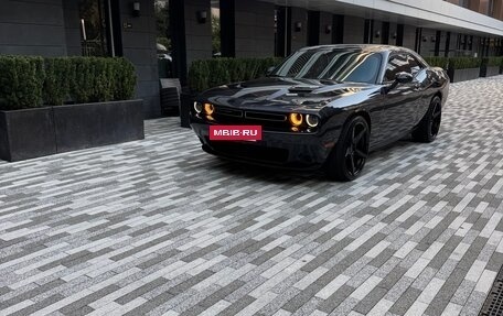 Dodge Challenger III рестайлинг 2, 2019 год, 3 700 000 рублей, 2 фотография