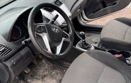 Hyundai Solaris II рестайлинг, 2011 год, 350 000 рублей, 10 фотография