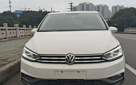 Volkswagen Touran III, 2021 год, 1 560 123 рублей, 2 фотография