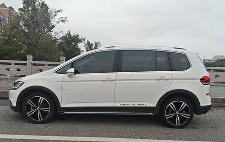 Volkswagen Touran III, 2021 год, 1 560 123 рублей, 7 фотография