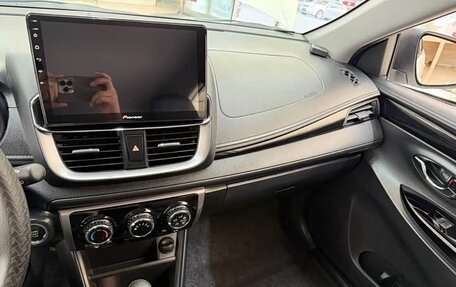 Toyota Yaris XP150 рестайлинг, 2022 год, 1 020 000 рублей, 15 фотография