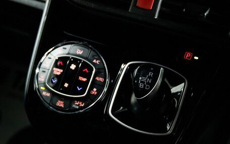 Toyota Voxy III, 2016 год, 2 000 000 рублей, 16 фотография