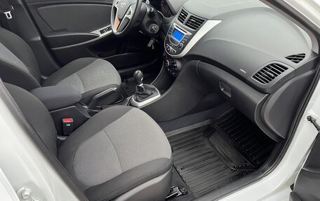 Hyundai Solaris II рестайлинг, 2011 год, 990 000 рублей, 17 фотография