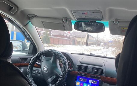 Toyota Avensis III рестайлинг, 2004 год, 700 000 рублей, 32 фотография