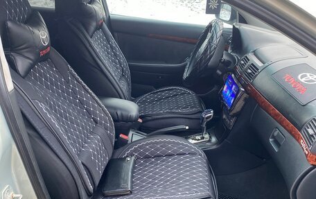 Toyota Avensis III рестайлинг, 2004 год, 700 000 рублей, 31 фотография