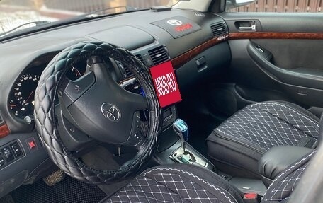 Toyota Avensis III рестайлинг, 2004 год, 700 000 рублей, 24 фотография