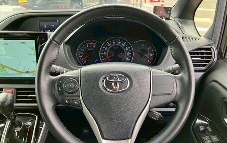 Toyota Voxy III, 2018 год, 2 650 000 рублей, 11 фотография