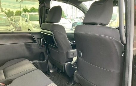 Toyota Voxy III, 2018 год, 2 650 000 рублей, 25 фотография