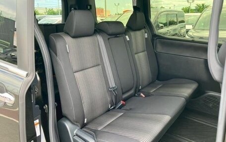 Toyota Voxy III, 2018 год, 2 650 000 рублей, 26 фотография