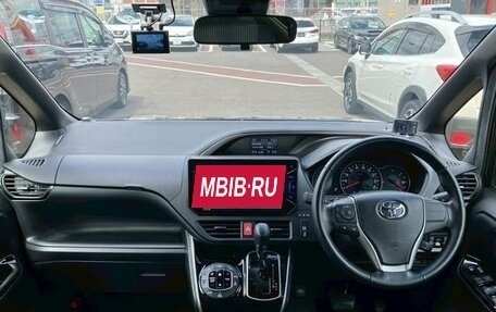 Toyota Voxy III, 2018 год, 2 650 000 рублей, 9 фотография