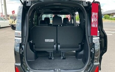 Toyota Voxy III, 2018 год, 2 650 000 рублей, 28 фотография