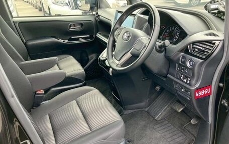 Toyota Voxy III, 2018 год, 2 650 000 рублей, 23 фотография