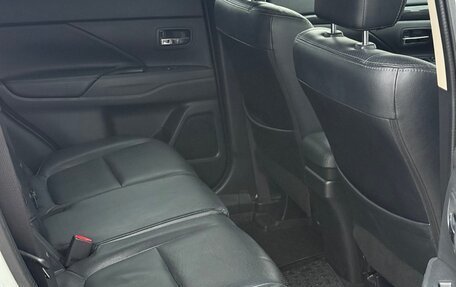 Mitsubishi Outlander III рестайлинг 3, 2015 год, 1 650 000 рублей, 10 фотография