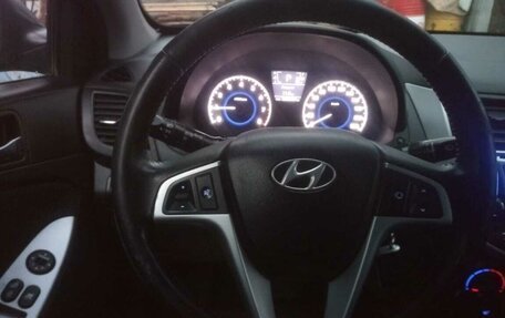 Hyundai Solaris II рестайлинг, 2011 год, 740 000 рублей, 1 фотография