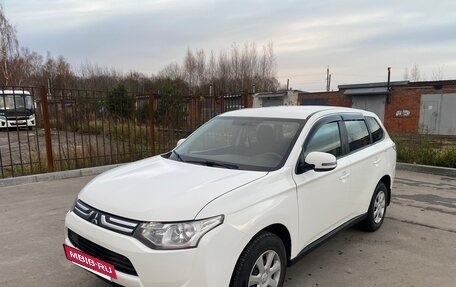 Mitsubishi Outlander III рестайлинг 3, 2013 год, 880 000 рублей, 14 фотография