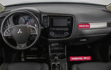 Mitsubishi Outlander III рестайлинг 3, 2014 год, 1 480 000 рублей, 13 фотография