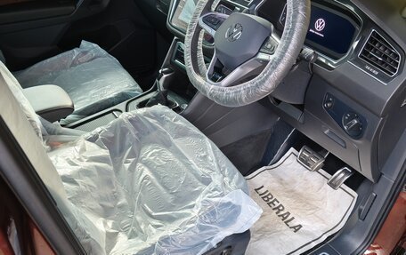 Volkswagen Tiguan II, 2021 год, 2 928 000 рублей, 2 фотография