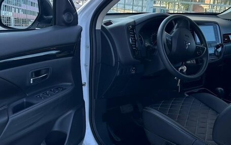 Mitsubishi Outlander III рестайлинг 3, 2022 год, 2 500 000 рублей, 5 фотография