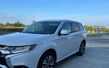 Mitsubishi Outlander III рестайлинг 3, 2022 год, 2 500 000 рублей, 2 фотография