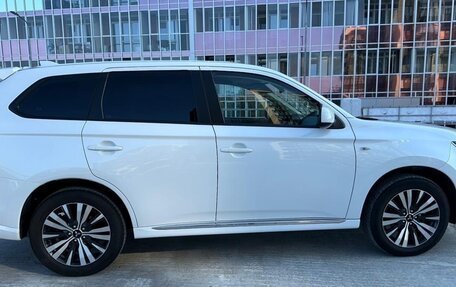 Mitsubishi Outlander III рестайлинг 3, 2022 год, 2 500 000 рублей, 3 фотография