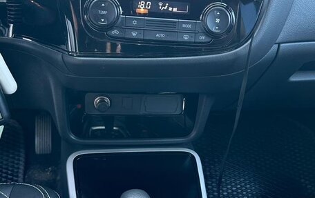 Mitsubishi Outlander III рестайлинг 3, 2022 год, 2 500 000 рублей, 6 фотография