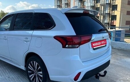 Mitsubishi Outlander III рестайлинг 3, 2022 год, 2 500 000 рублей, 4 фотография