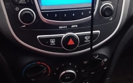 Hyundai Solaris II рестайлинг, 2012 год, 750 000 рублей, 3 фотография