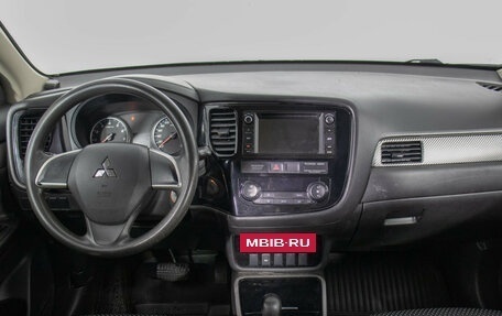 Mitsubishi Outlander III рестайлинг 3, 2017 год, 1 540 000 рублей, 13 фотография