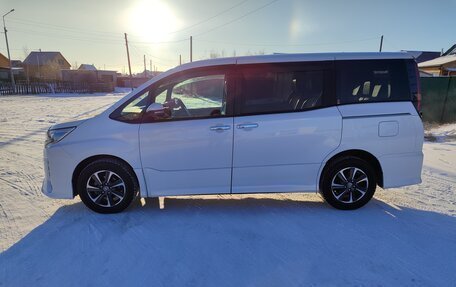 Toyota Noah III, 2020 год, 2 750 000 рублей, 4 фотография