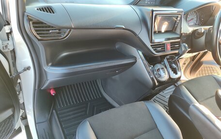 Toyota Noah III, 2020 год, 2 750 000 рублей, 14 фотография