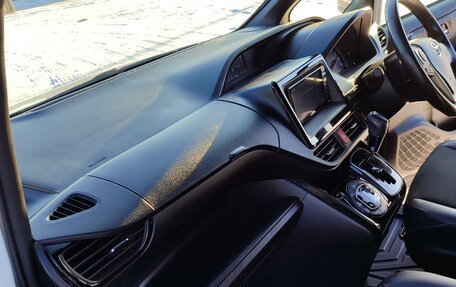 Toyota Noah III, 2020 год, 2 750 000 рублей, 16 фотография