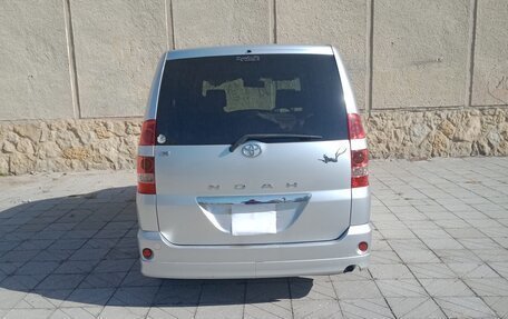 Toyota Noah III, 2003 год, 550 000 рублей, 2 фотография
