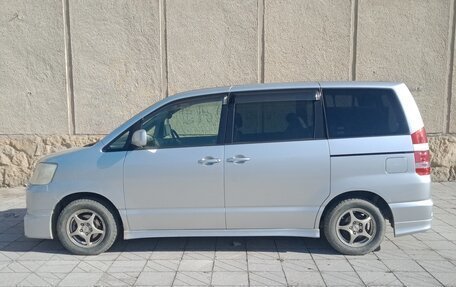 Toyota Noah III, 2003 год, 550 000 рублей, 4 фотография