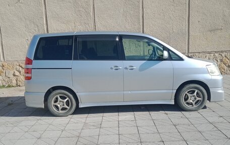 Toyota Noah III, 2003 год, 550 000 рублей, 3 фотография