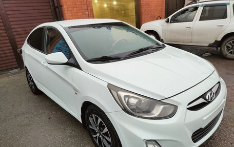 Hyundai Solaris II рестайлинг, 2013 год, 340 000 рублей, 2 фотография